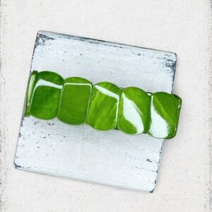 4526u. Handmade Green Shell Stretch Bracelet